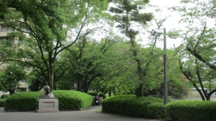 広島・平和公園に建つガンジーの銅像・・・インド「独立の父」 広島G7サミットにゲストとして訪れたインド・モディ首相