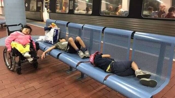 【画像】車椅子クレーマーの親子の写真が出回ったと話題に