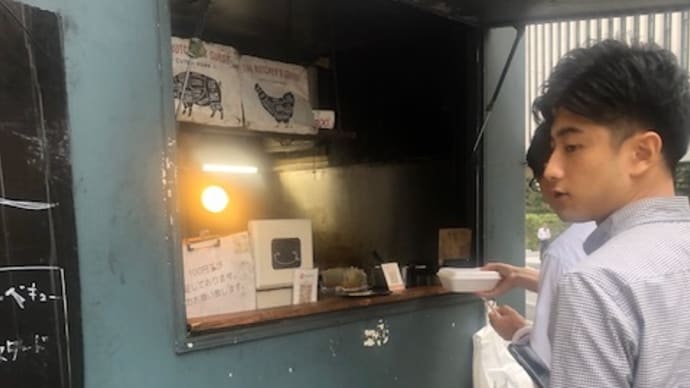 金曜日のランチは,三六cafe truckのチキンランチボックス肉増しご飯増しガーリックソース