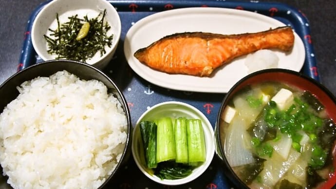 家で朝ご飯(高知県産かおり米(十和錦)に焼鮭、大根と玉葱の味噌汁、とろろ、やわらか菜漬(小松菜漬))(2021年2月12日)