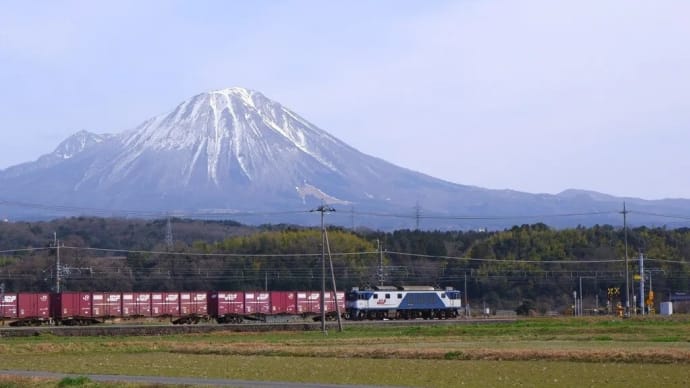 大山とEF64(牛乳パック)【伯耆町吉長踏切付近:伯備線】2021.MAR ヲアニーさんより画像拝借