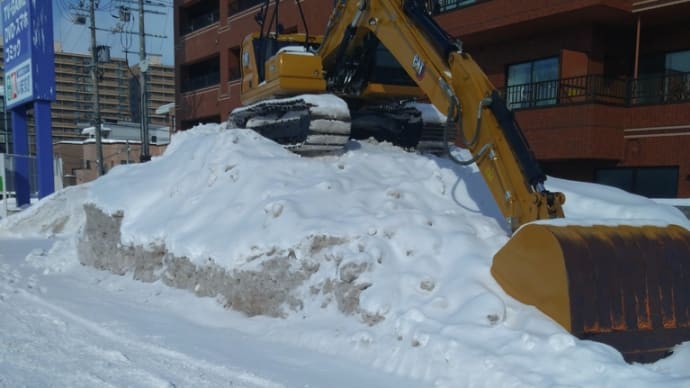 高台で昼寝中の除雪ブル。お疲れか。