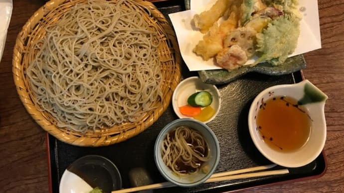 ソメイヨシノとレンゲソウ