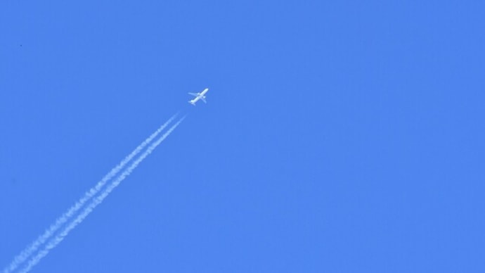白い飛行機雲一直線！