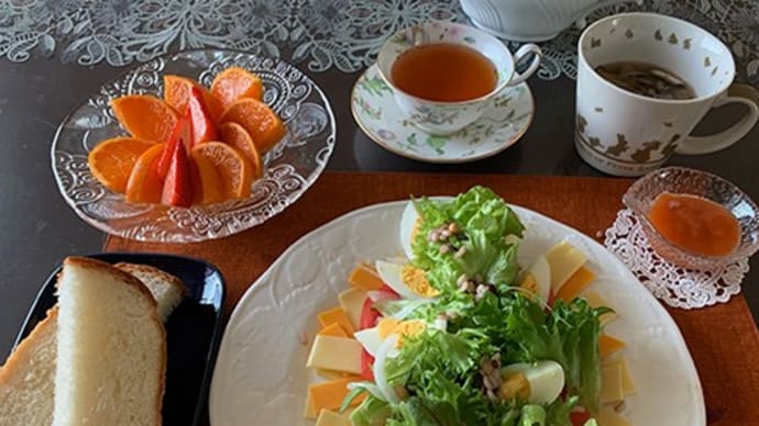 国産強力粉の食パンとコブサラダの朝食です。
