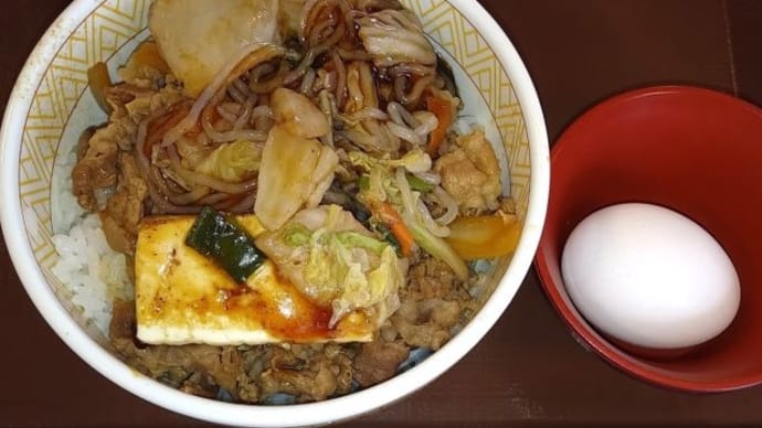 すき家「月見すきやき牛丼。シーザーランチセット。牛丼（並）ランチセット。ほろほろチキンカレー」