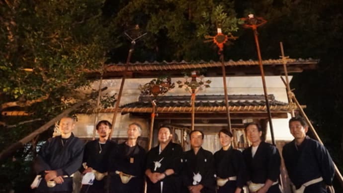 剣鉾の差し上げも奉納された「岩座神社」の火祭。明け方、神輿渡御が始まります。