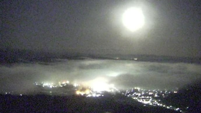 濃霧、夜の霧の海と月
