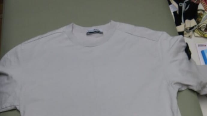 Tシャツ(ストーンアイランド製)パーマ液付着による脱色 水洗い・色掛け(色修正・染色補正・染直し・部分染・地直し)綿素材