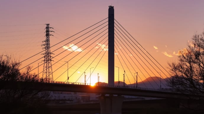 31/Dec 湘南銀河大橋に沈む夕陽とシルエット富士山