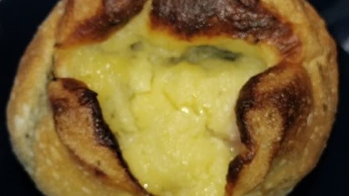 【07/01昼食】ベーコンチーズブール、緑色のが何なのか不明なんだね:P
