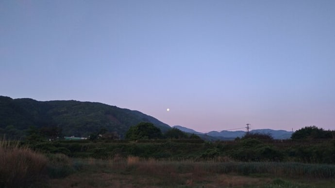 月が一つ…二つの空