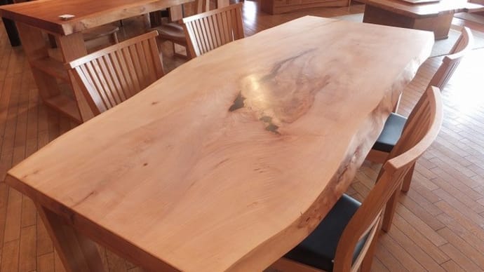 ２３７、【関西で一枚板テーブルをお探しの方へ】一枚板テーブルを探される場合は、少しでも早めがいい理由とは？　一枚板と木の家具の専門店エムズファニチャーより。