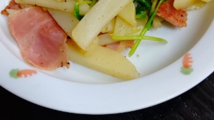 うちのごはん じゃがいもとベーコンと豆苗の炒めたん と こんにゃくの炊いたん(^.^)