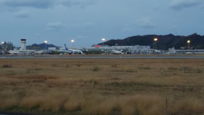 夕暮れの松山空港