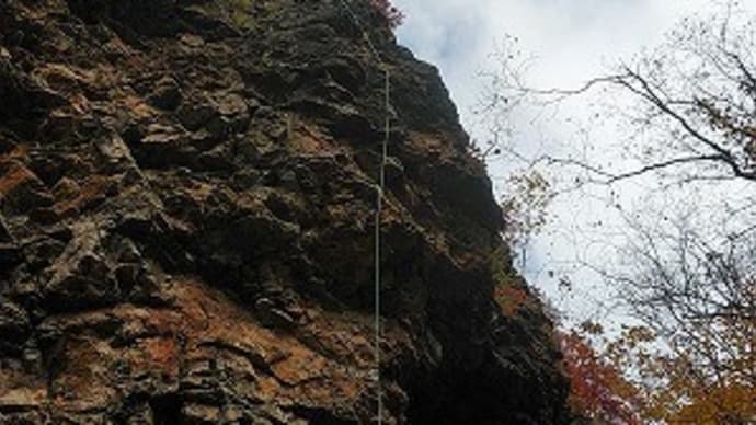 輝く紅葉の義経岩