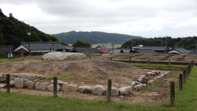 彼岸花が咲く日本最古級の壁画が発掘された古代寺院跡