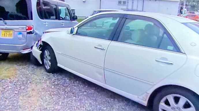 長崎の駐車場で馬鹿ジジイが普通乗用車で他車2台を破壊