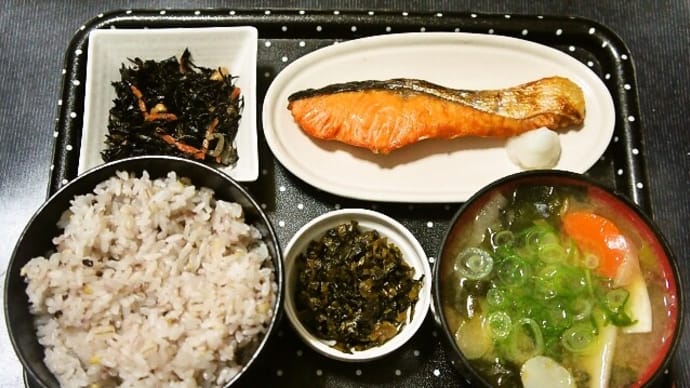 家で朝ご飯(十六穀ご飯に焼鮭、ひじき煮、野菜たっぷりみそ汁、高菜炒煮)(2021年12月24日)