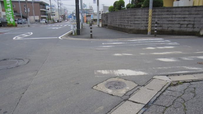 道路上にある一等水準点(10690、千葉市緑区誉田町)