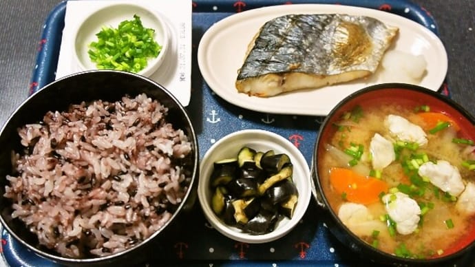 家で朝ご飯(黒米入りご飯にサワラの藻塩焼き、納豆、河豚汁、ナスの浅漬)(2021年7月28日)