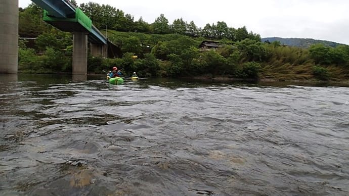 どんより曇った空からときどき若葉雨降る新緑の川をカヤックで下る
