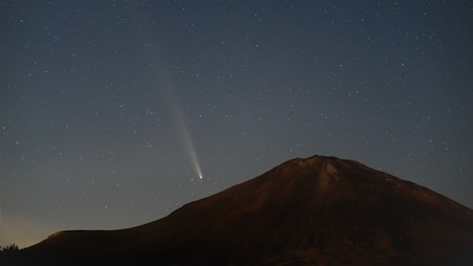 富士山に沈む紫金山・アトラス彗星(2024/10/20)