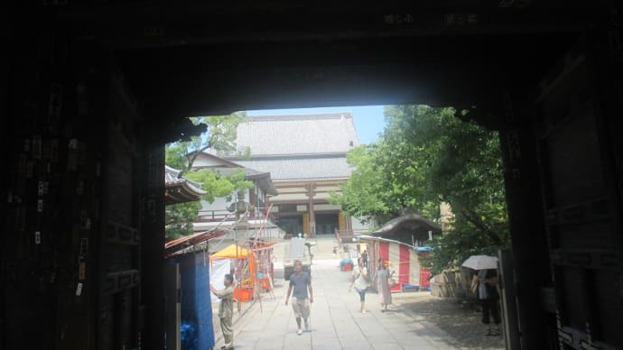 塩でいぼが取れる「いぼとり地蔵」!気になりますね!覗きましょう、と言っても出歯亀では無いよ。