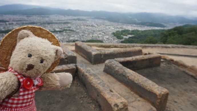 京都「五山の送り火」の朝、ダッシュで登拝した大文字山の火床。