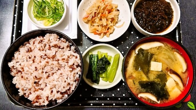 家で朝ごはん(赤米入りごはんに、もずく酢、切り干し大根、納豆、椎茸と玉ねぎと豆腐のみそ汁、野沢菜漬)(2023年2月1日)