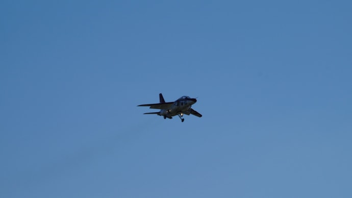 Ｔ-4ジェット練習機　航空自衛隊芦屋基地　着陸の風景