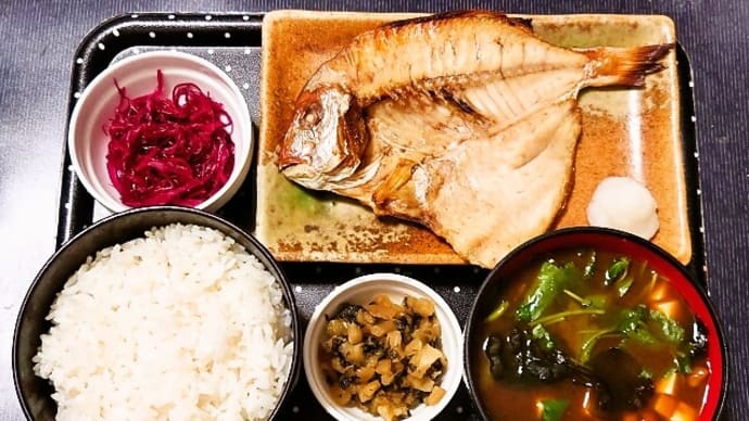 家で朝ご飯(ごはんは富山県産にこまるに血鯛の開き、しば漬けわかめ、赤だしのなめこ汁、刻みすぐき)(2022年8月22日)