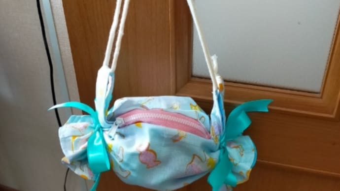 ハンドメイド キャンディ型ポシェット出品中