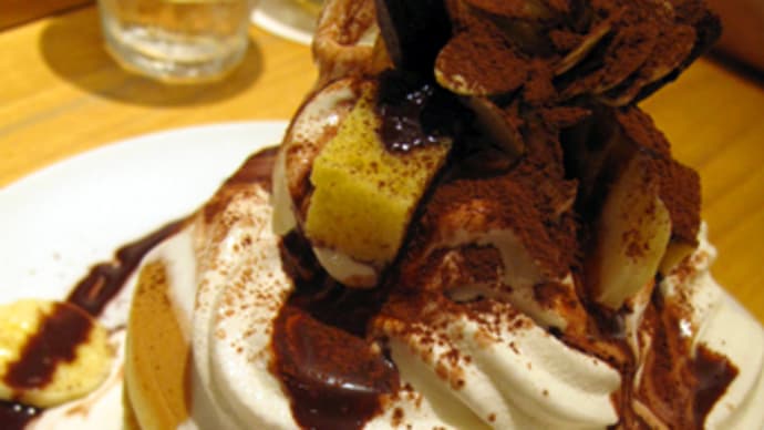 パンケーキリストランテ(横浜元町)の デビルチョコレートパフェパンケーキ