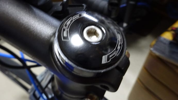 ロードバイクのステムにガタツキを感じて、結果的に直しましたけどね