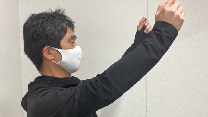 洗濯物を干す時、肩の使いかたがポイント