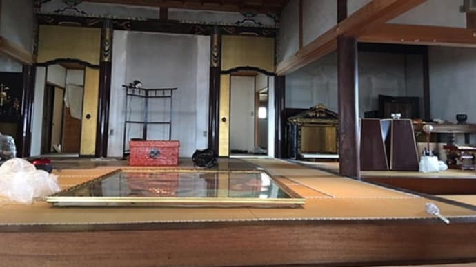 本堂内が、がらんどう