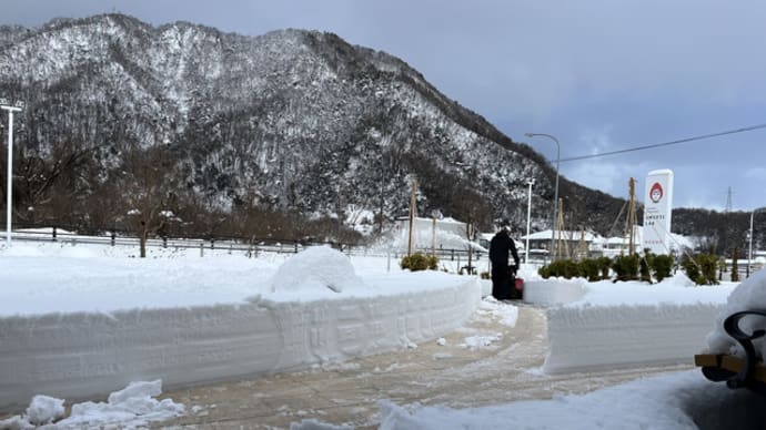 今年の寒波・豪雪の特徴は?連日、店の除雪作業に出動中
