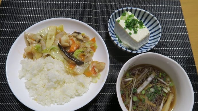 炊屋食堂の中華丼とラーメンスープ・・・庶民の味。