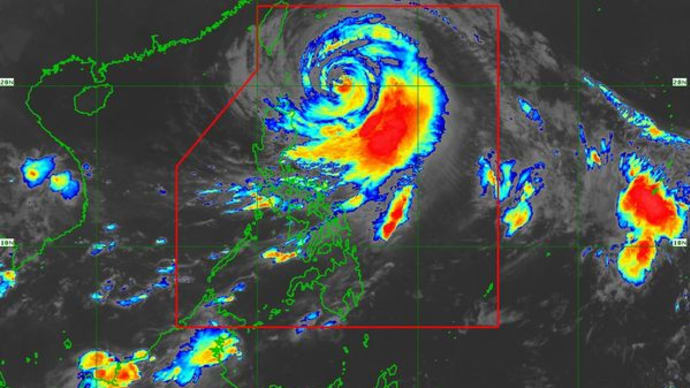 フィリピンを離れるスーパー台風