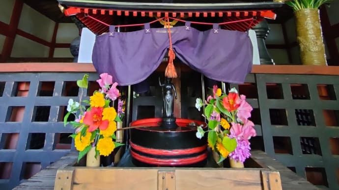 神奈川県下随一の丈六仏の前で花祭り