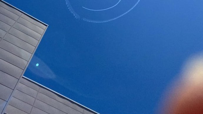青空に ニコちゃんマーク