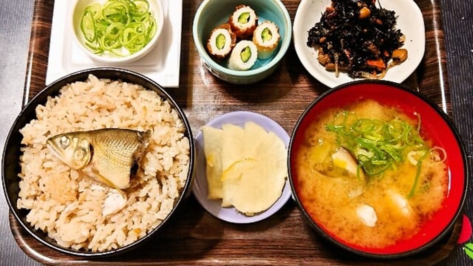 家で朝ごはん(鮎の炊き込みご飯にひじき煮、ちくきゅう、納豆、フグと野菜のみそ汁、ゆず大根)(2024年6月11日)