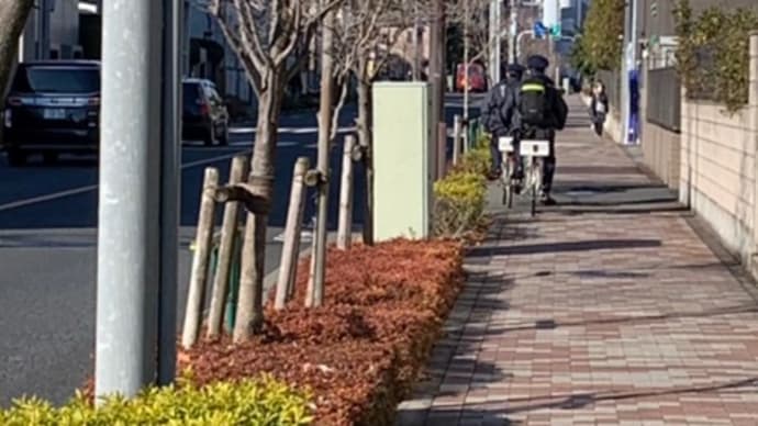 「お巡りさん，自転車は左側通行ですよ‼️」