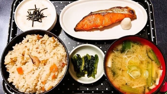 家で朝ご飯（炊き込みご飯に焼鮭、とろろ、小松菜とエリンギのみそ汁、野沢菜漬）（2024年4月12日）