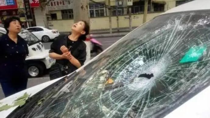 中国で相次ぐ「高所からのポイ捨て」 濡れた紙投げたら車のボンネットに凹みできた?