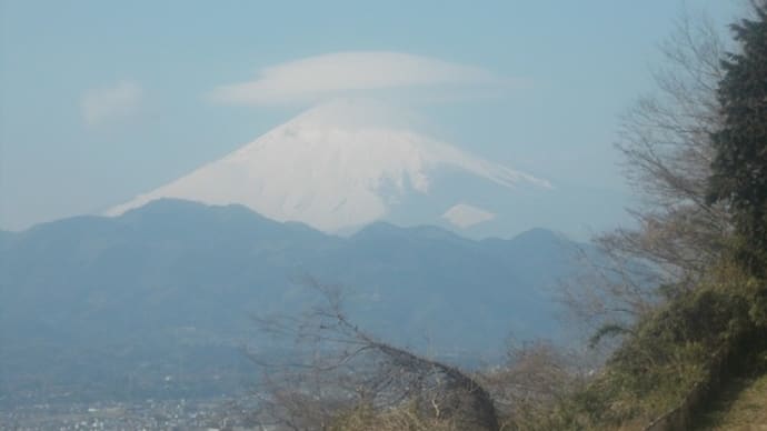 傘雲を被った富士