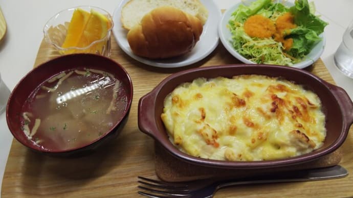 テーブルを 囲み絆の 晩ごはん 桜は満開