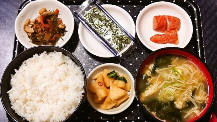 家で朝ご飯(新米・千葉県産粒すけに辛子明太子(やまや)、味付のり、切り昆布煮、えのきのみそ汁、大根しょうゆ漬)(2023年11月3日)