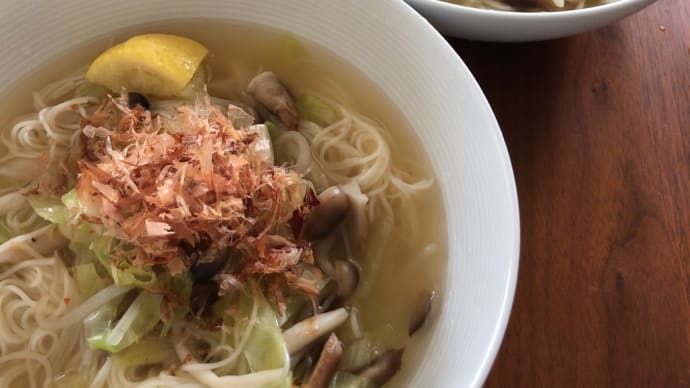 お昼は三輪素麺であったかにゅう麺